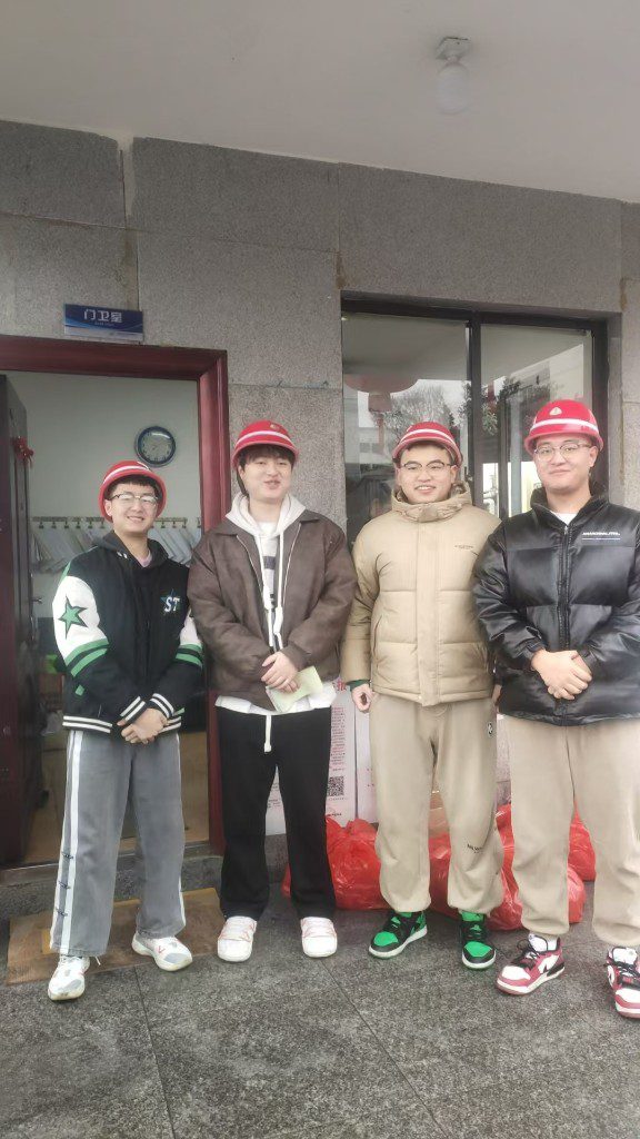 同事在公司门前合影