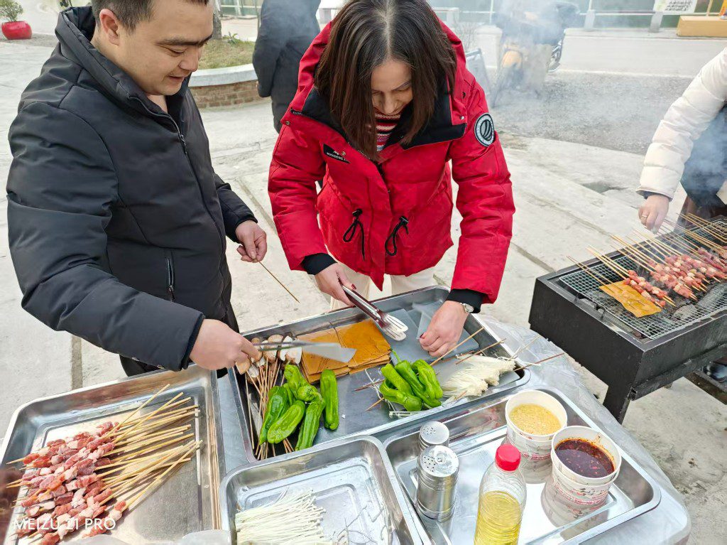 同事准备聚餐食材